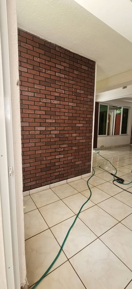 Se Alquila Casa Grande con Piscina en Residencial Las Mercedes, Santa Ana