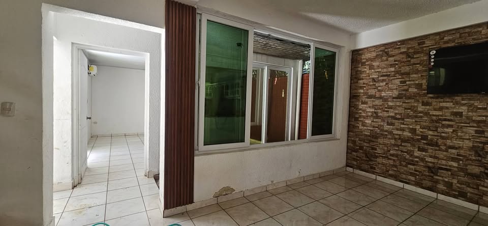 Se Alquila Casa Grande con Piscina en Residencial Las Mercedes, Santa Ana