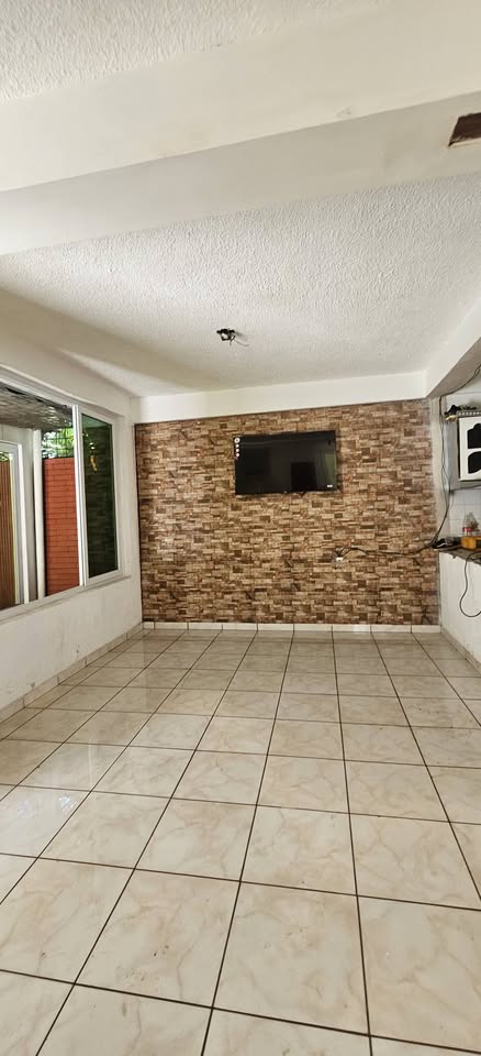 Se Alquila Casa Grande con Piscina en Residencial Las Mercedes, Santa Ana