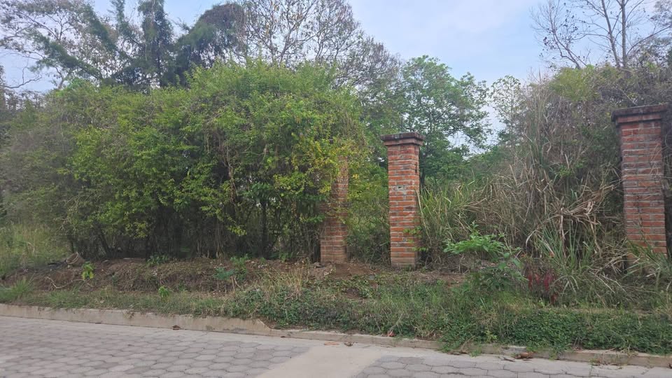 Se vende amplio lote en Quintas Montecristo Santa Ana