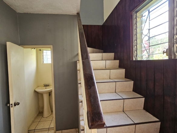 Casa de 2 Niveles en Colonia Las Mercedes Santa Ana