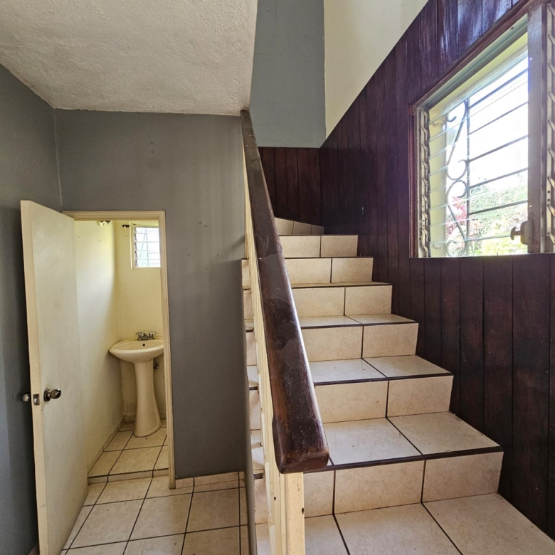 Casa de 2 Niveles en Colonia Las Mercedes Santa Ana