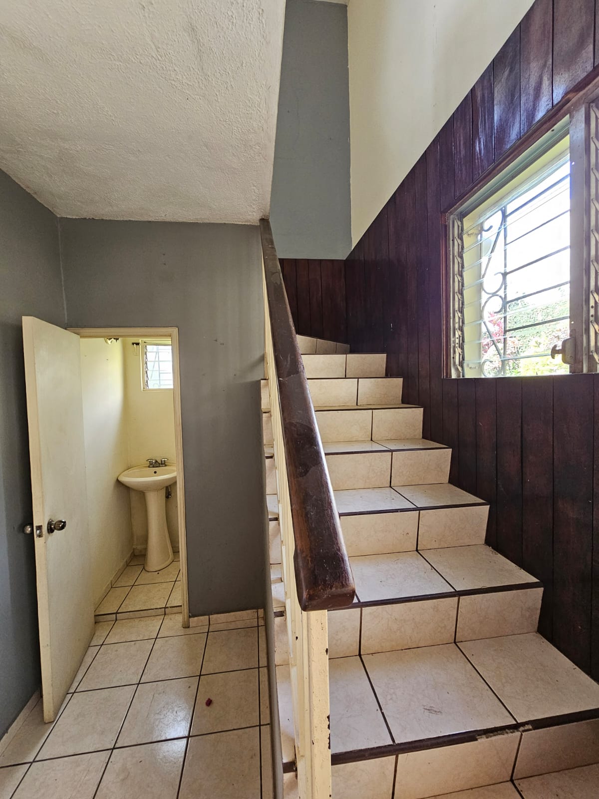 Casa de 2 Niveles en Colonia Las Mercedes Santa Ana