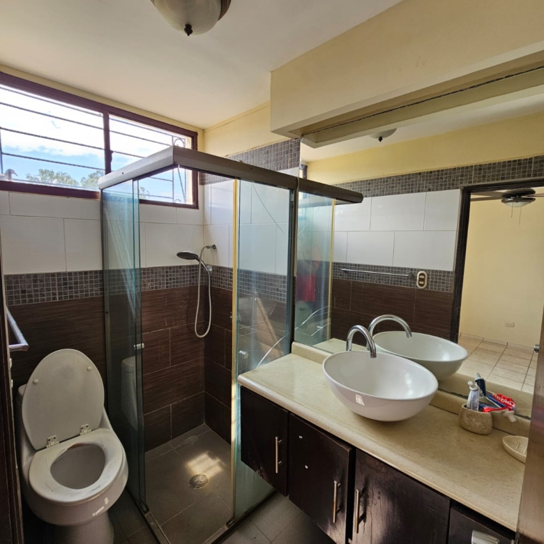 Casa de 2 Niveles en Colonia Las Mercedes Santa Ana