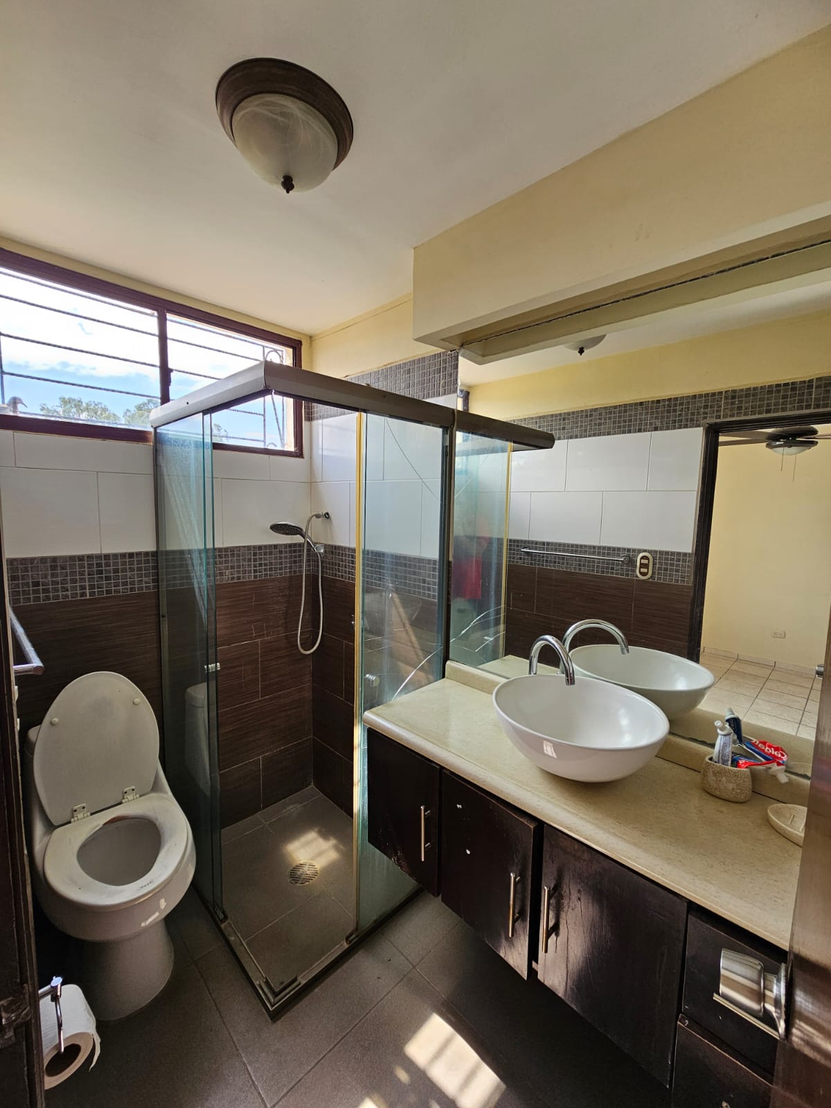 Casa de 2 Niveles en Colonia Las Mercedes Santa Ana