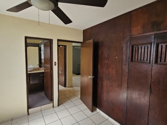 Casa de 2 Niveles en Colonia Las Mercedes Santa Ana