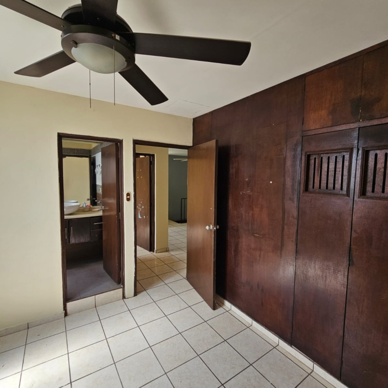 Casa de 2 Niveles en Colonia Las Mercedes Santa Ana