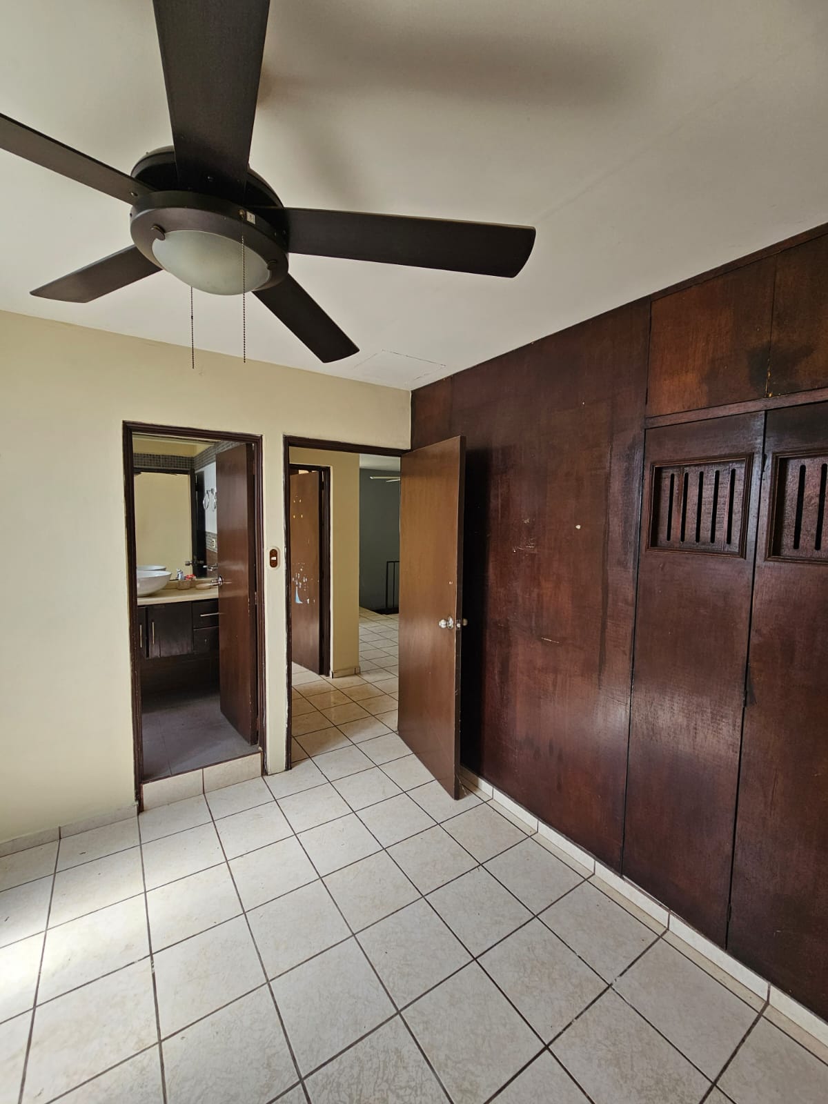 Casa de 2 Niveles en Colonia Las Mercedes Santa Ana
