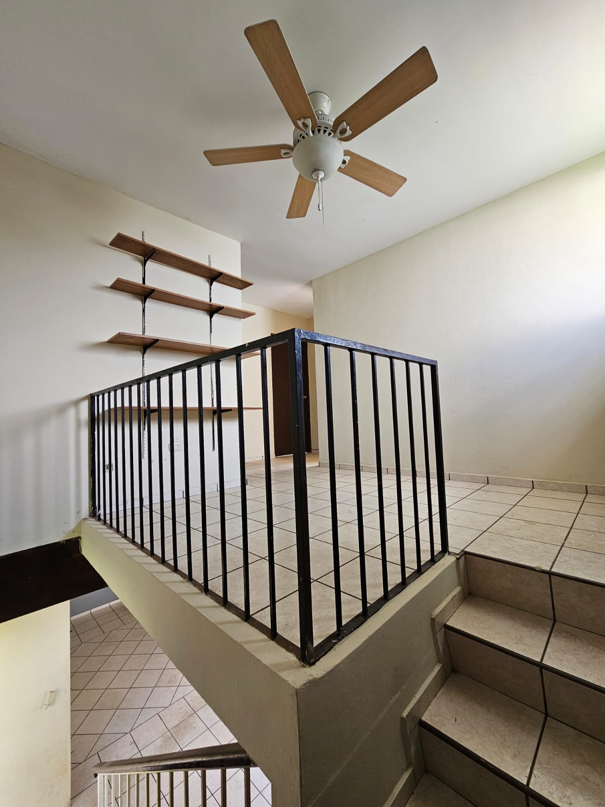 Casa de 2 Niveles en Colonia Las Mercedes Santa Ana