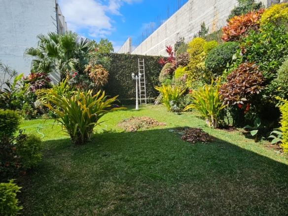 Casa de 2 Niveles en Colonia Las Mercedes Santa Ana