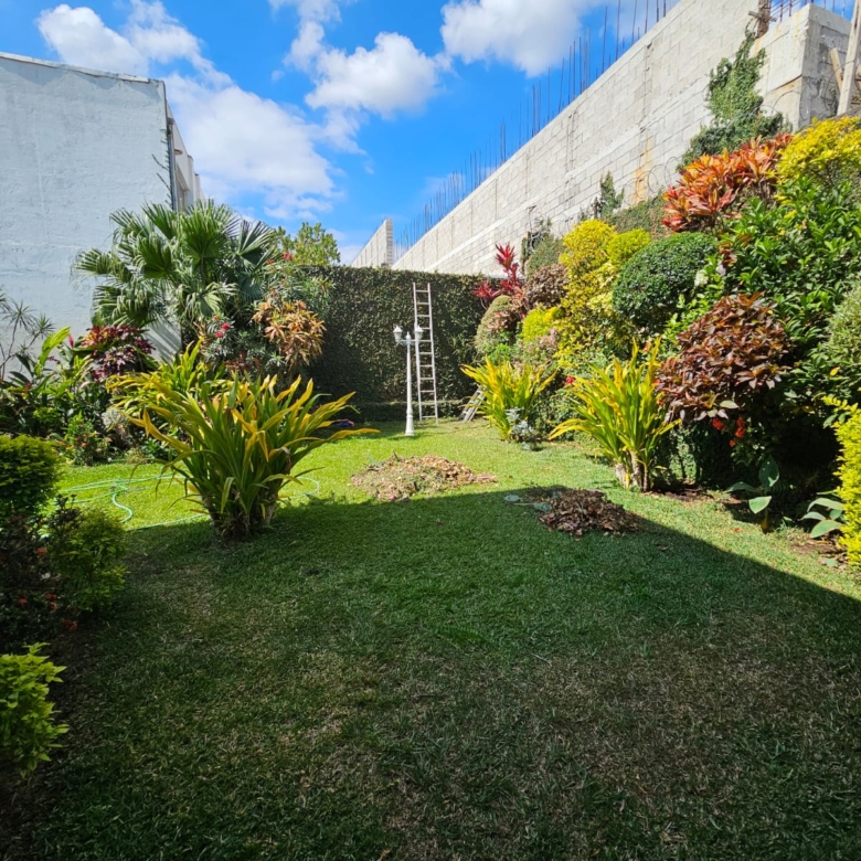 Casa de 2 Niveles en Colonia Las Mercedes Santa Ana