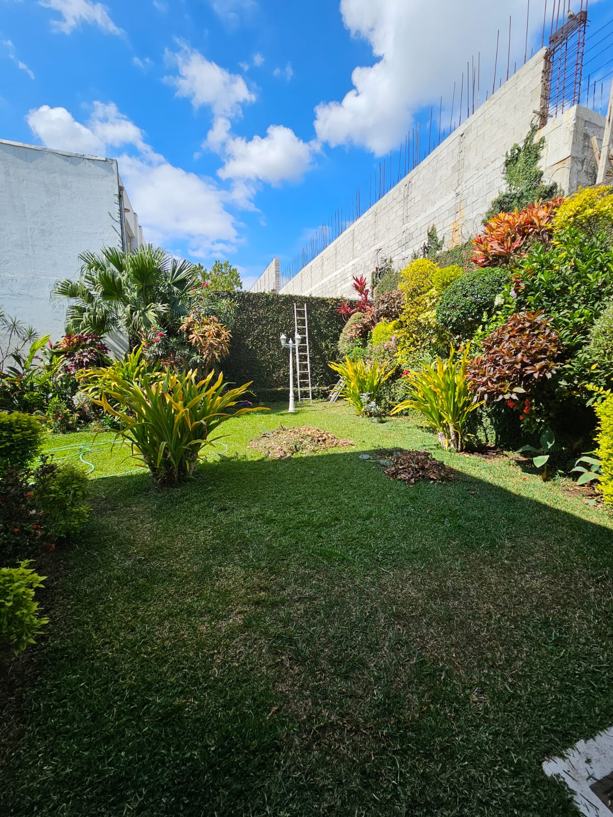 Casa de 2 Niveles en Colonia Las Mercedes Santa Ana