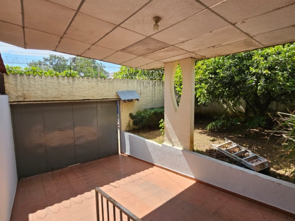 Casa de 2 Niveles en Colonia Las Mercedes Santa Ana