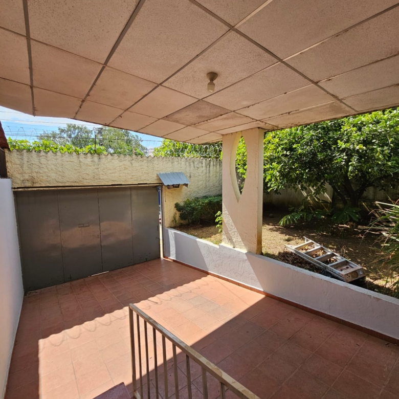 Casa de 2 Niveles en Colonia Las Mercedes Santa Ana