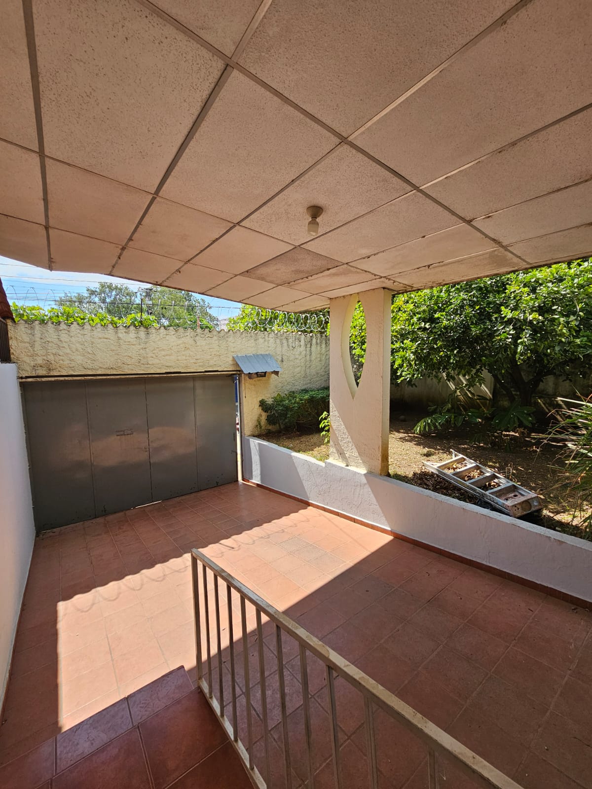 Casa de 2 Niveles en Colonia Las Mercedes Santa Ana