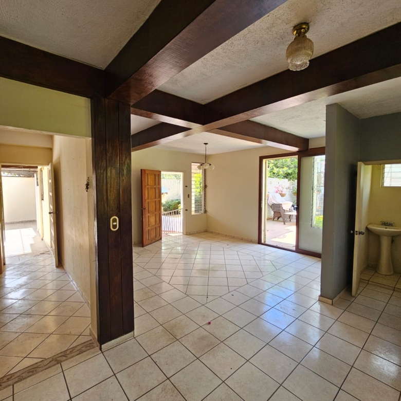 Casa de 2 Niveles en Colonia Las Mercedes Santa Ana
