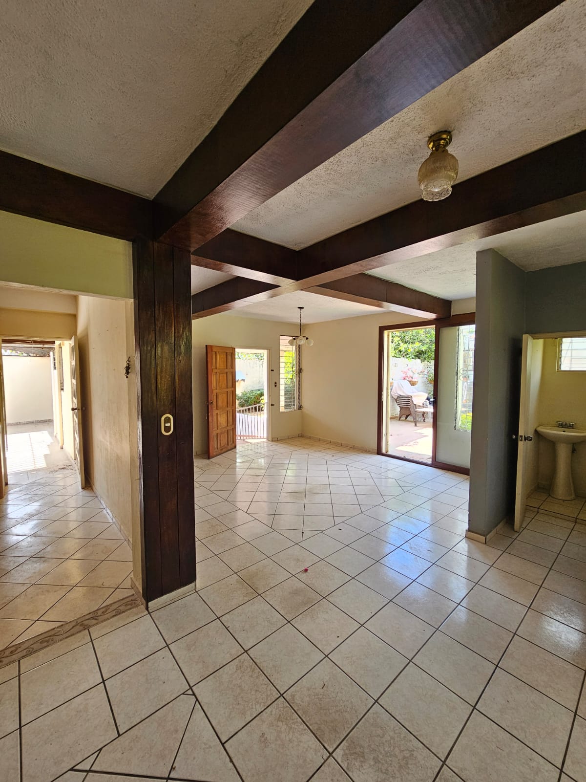 Casa de 2 Niveles en Colonia Las Mercedes Santa Ana