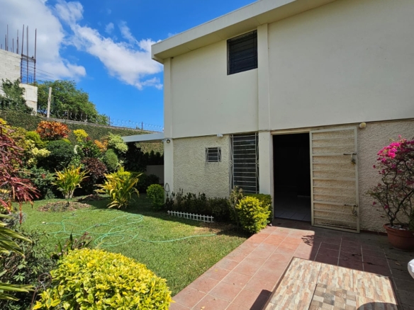 Casa de 2 Niveles en Colonia Las Mercedes Santa Ana