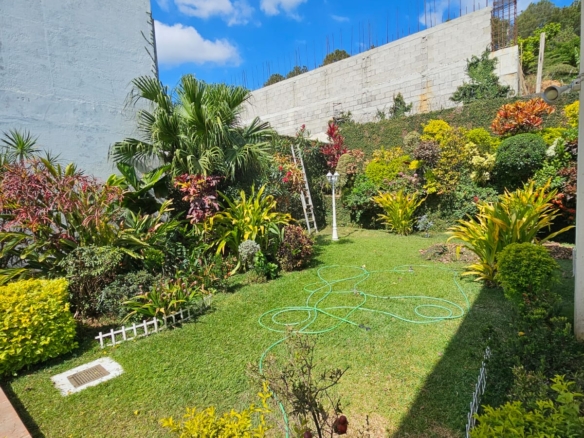 Casa de 2 Niveles en Colonia Las Mercedes Santa Ana