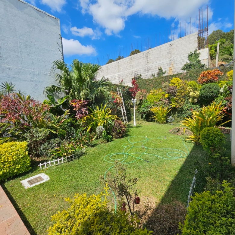 Casa de 2 Niveles en Colonia Las Mercedes Santa Ana