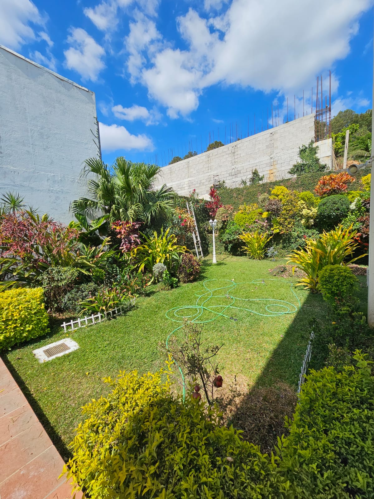 Casa de 2 Niveles en Colonia Las Mercedes Santa Ana