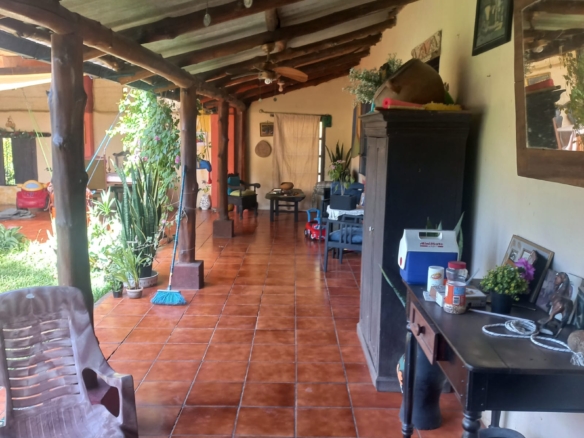 Casa colonial en media manzana de terreno en Rio Zarco