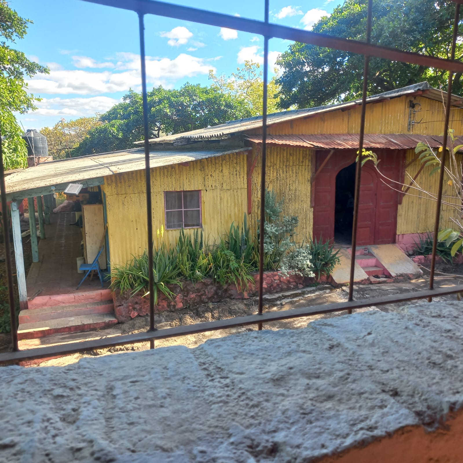 Casa colonial en media manzana de terreno en Rio Zarco