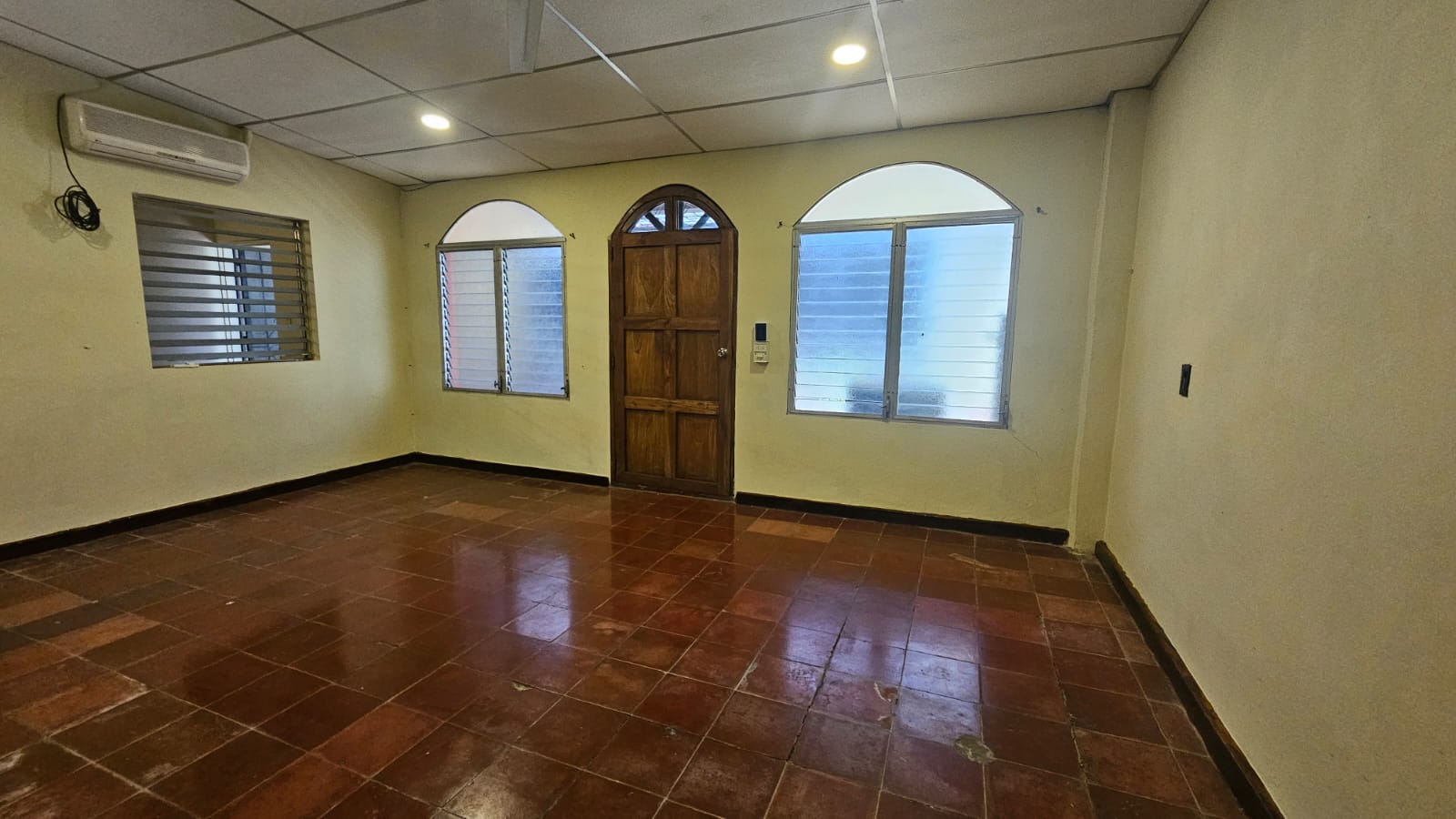 Casa en venta en Colonia Las Mercedes, Santa Ana, a pocas cuadras del Estadio Óscar Quiteño.