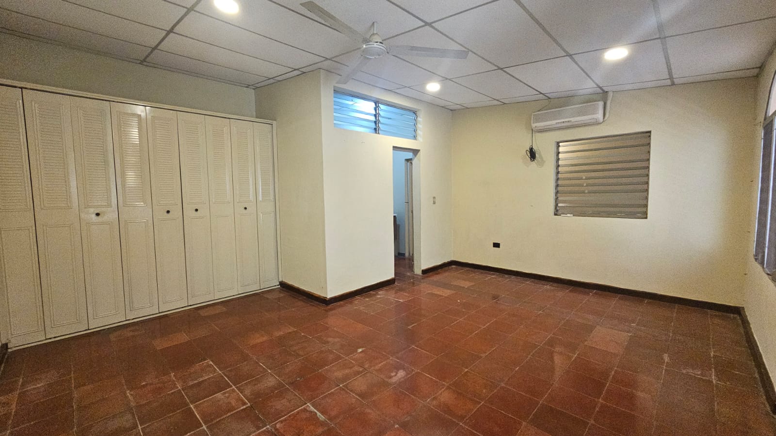 Casa en venta en Colonia Las Mercedes, Santa Ana, a pocas cuadras del Estadio Óscar Quiteño.