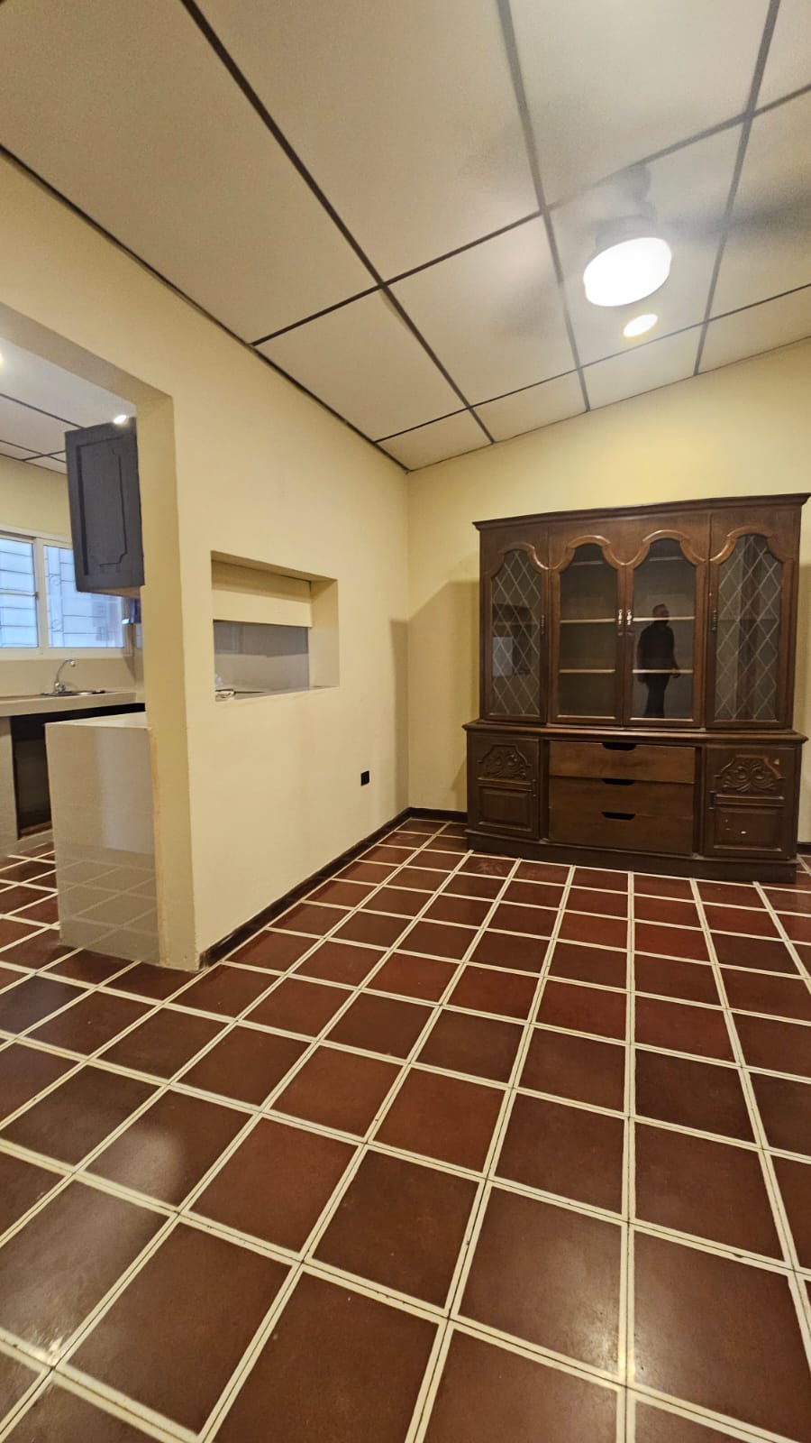 Casa en venta en Colonia Las Mercedes, Santa Ana, a pocas cuadras del Estadio Óscar Quiteño.