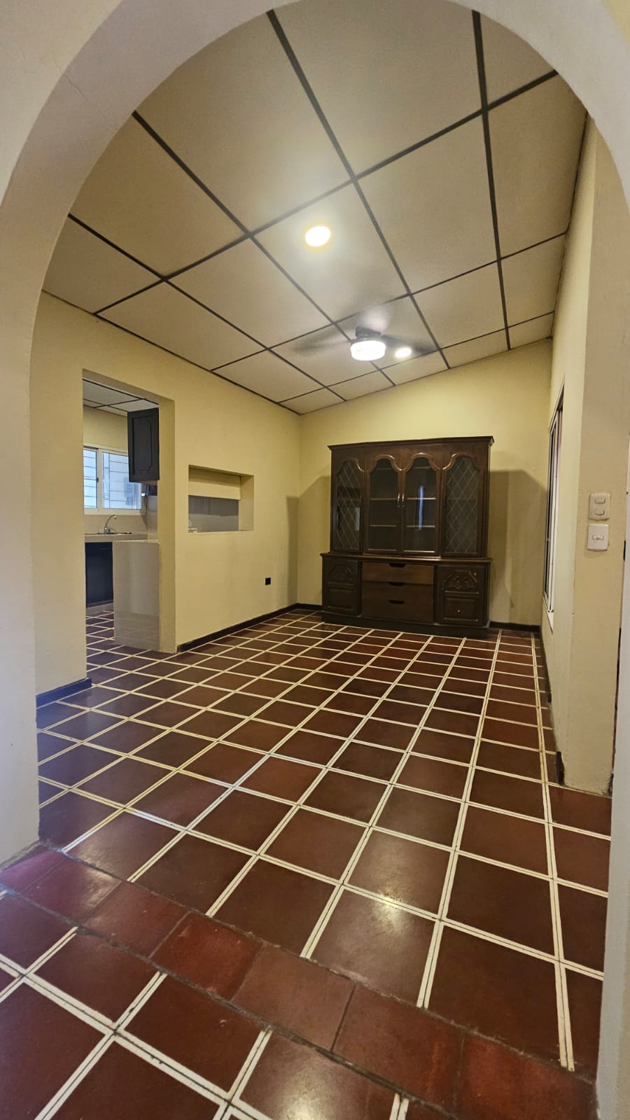 Casa en venta en Colonia Las Mercedes, Santa Ana, a pocas cuadras del Estadio Óscar Quiteño.