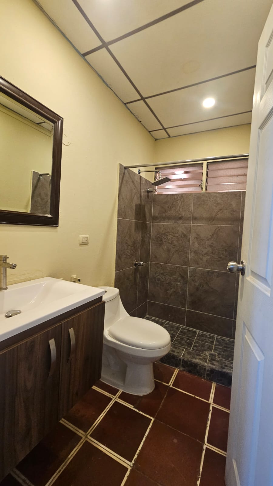 Casa en venta en Colonia Las Mercedes, Santa Ana, a pocas cuadras del Estadio Óscar Quiteño.