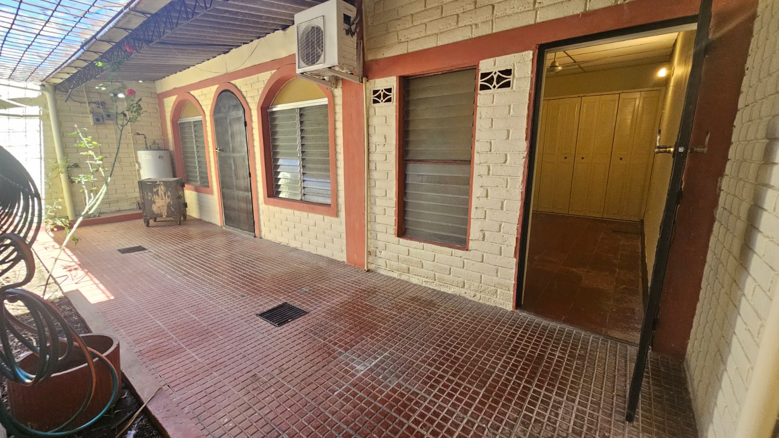 Casa en venta en Colonia Las Mercedes, Santa Ana, a pocas cuadras del Estadio Óscar Quiteño.