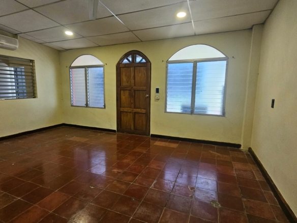 Casa en venta en Colonia Las Mercedes, Santa Ana, a pocas cuadras del Estadio Óscar Quiteño.