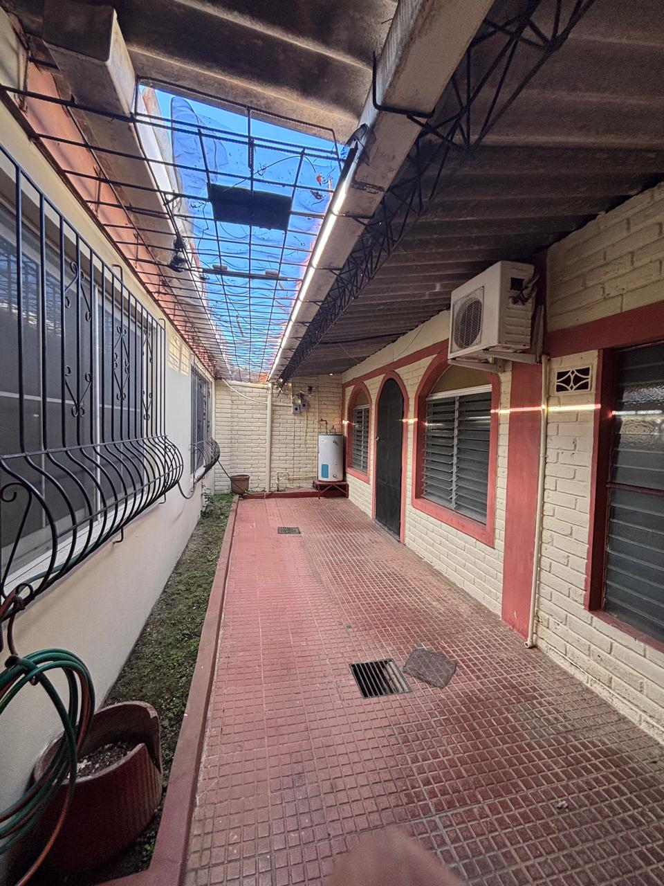 Casa en venta en Colonia Las Mercedes, Santa Ana, a pocas cuadras del Estadio Óscar Quiteño.