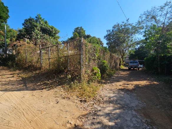 Lote de Esquina en Venta en Colonia Santa Marina, a 2.6 km de UNICAES Santa Ana