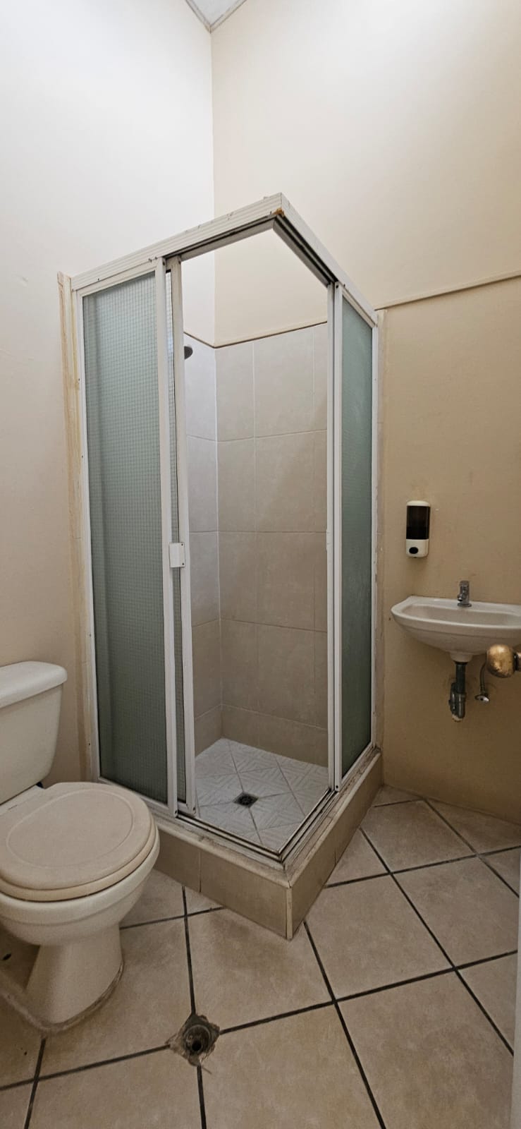 Casa de 2 Niveles en Renta en Residencial Escalón | 3 Habitaciones y Amplio Jardín